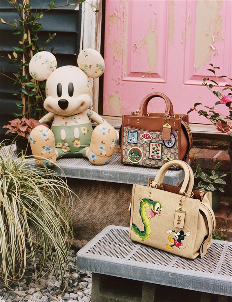 Geanta De Umar Dama Coach Disney X Coach Rogue 25 In Signature Textil Jacquard With Patches Colorati | Romania-968531