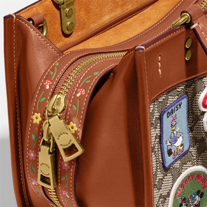 Geanta De Umar Dama Coach Disney X Coach Rogue 25 In Signature Textil Jacquard With Patches Colorati | Romania-968531