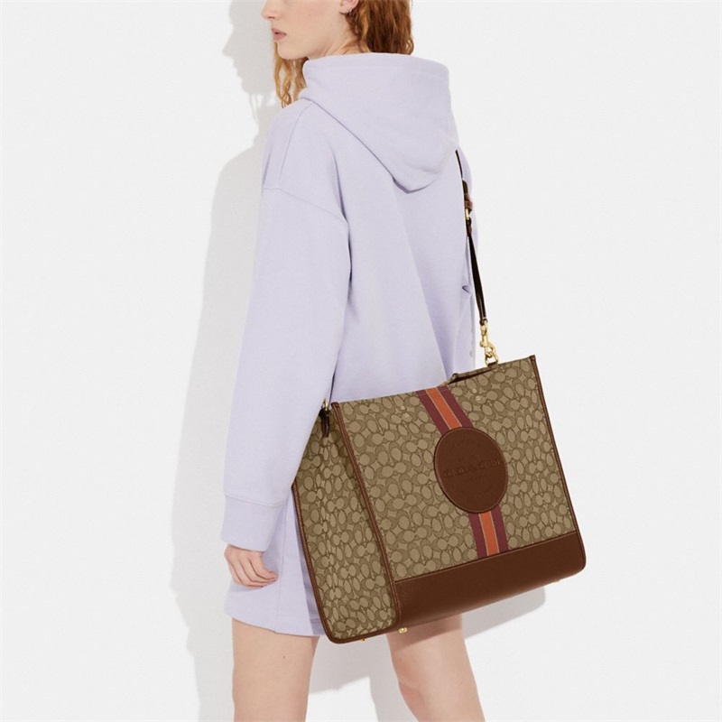 Geanta Tote Dama Coach Dempsey 40 In Signature Jacquard With Stripe And Coach Patch Kaki Colorati | Romania-351698