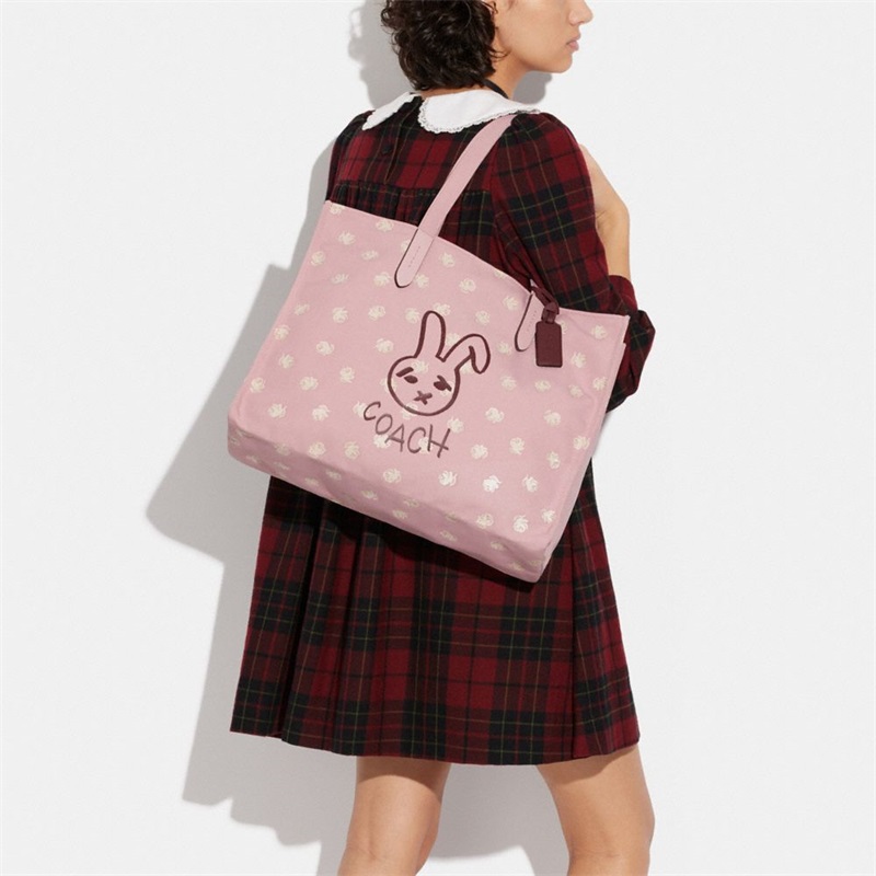 Geanta Tote Dama Coach Lunar New Year 42 With Rabbit In 100 Percent Recycled Canvas Argintii Roz Colorati | Romania-584370