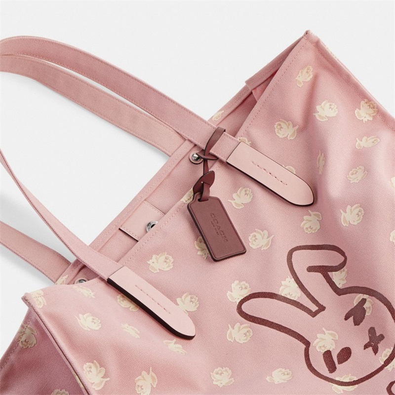 Geanta Tote Dama Coach Lunar New Year 42 With Rabbit In 100 Percent Recycled Canvas Argintii Roz Colorati | Romania-584370